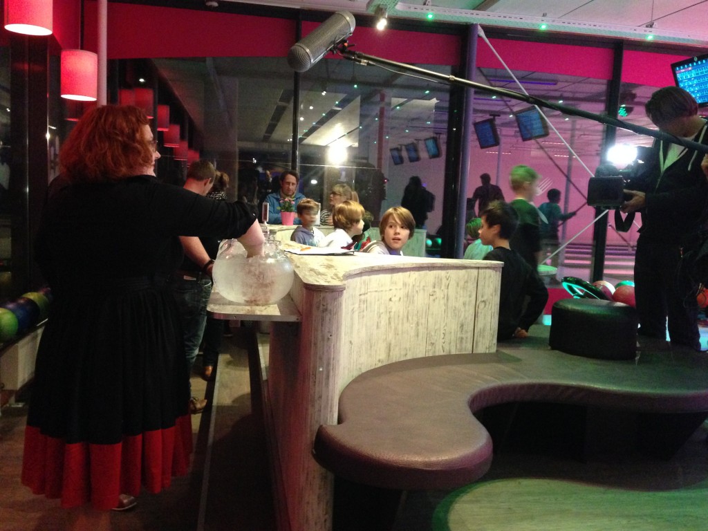Lana doet onder het toeziend oog van André de beruchte ijswaterproef.