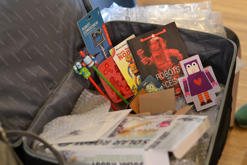 Ik had niet alleen robots mee, maar ook allerlei robotgerelateerde items zoals boeken, potloden, een kurkentrekker en een ijsblokjesmaker.