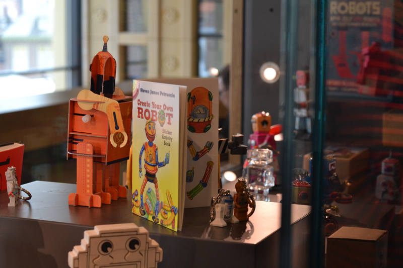 R2D2 en C3PO staan op wacht bij het robotstickerboek.