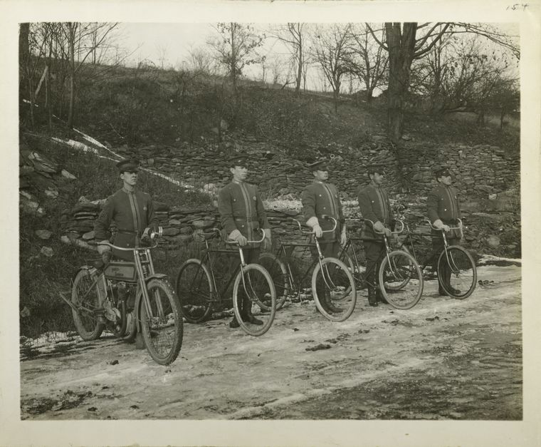 Deliveroo in 1915. (Nee, OK, eigenlijk de New Yorkse fietspolitie.)
